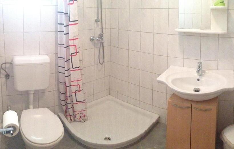 اتاق استاندارد چهارنفره با سرویس بهداشتی مشترک, Hacienda Bled Rooms