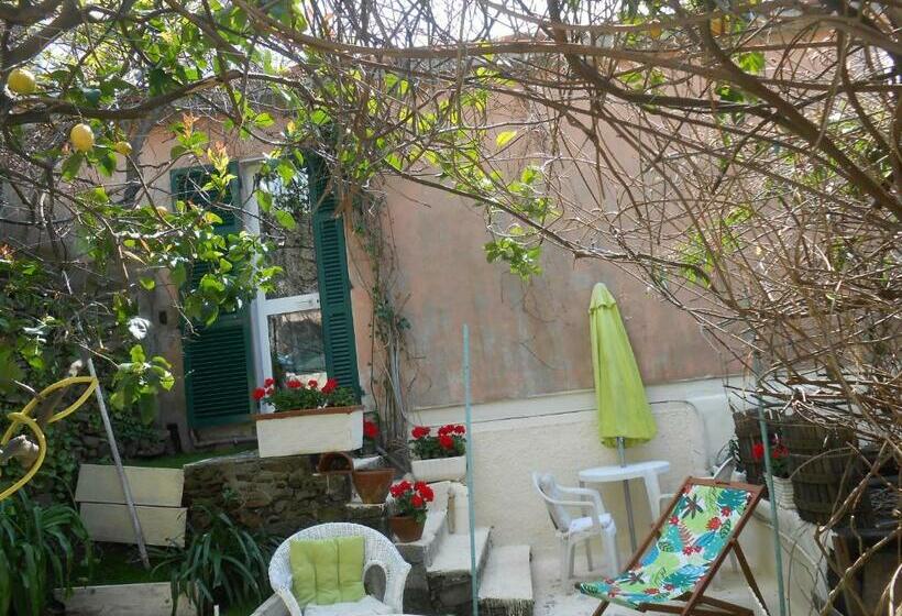 اتاق استاندارد با سرویس بهداشتی مشترک, Old Farm House