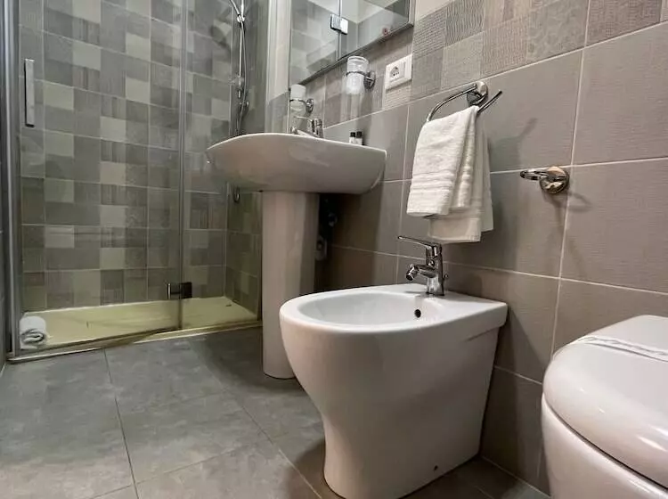 اتاق استاندارد یک نفره, 38 Aira