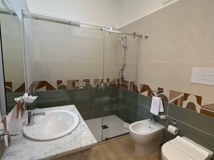 标准三人间, 38 Aira Hotels