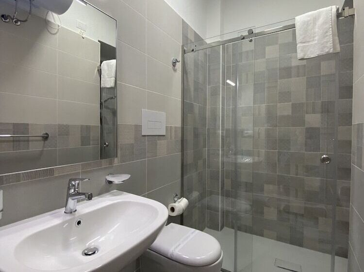 غرفة قياسية ثلاثية, 38 Aira Hotels