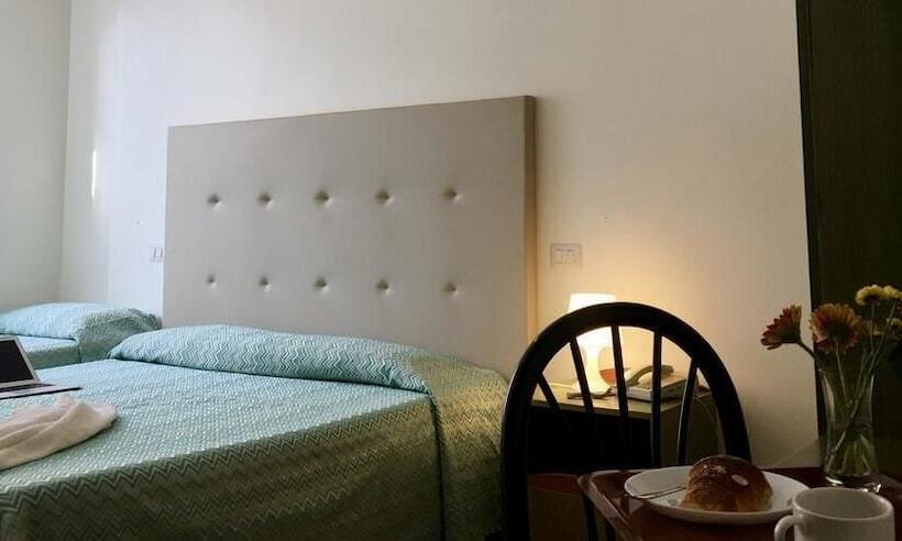 标准三人间, 38 Aira Hotels