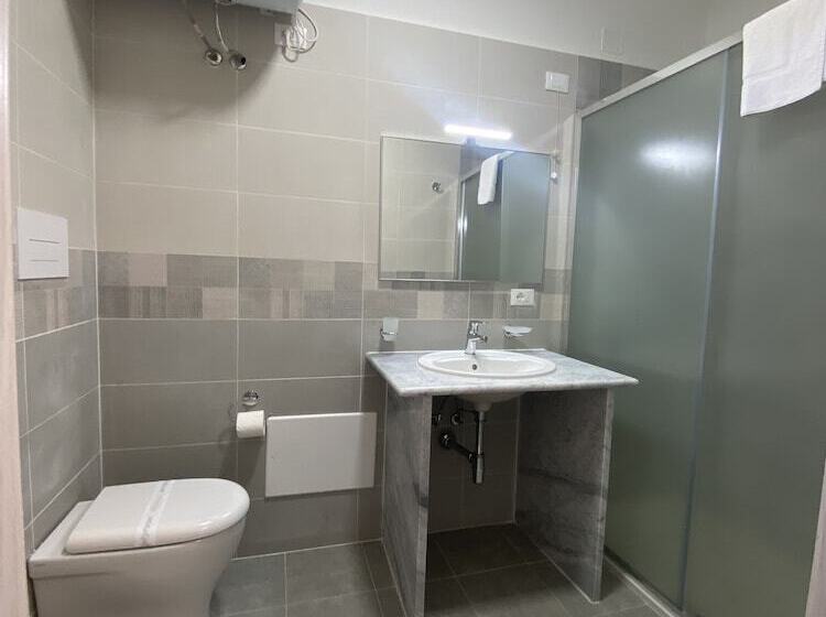 四人标准间, 38 Aira Hotels