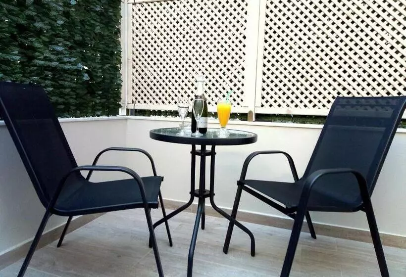 اتاق اکونومی, Caravel Apartment