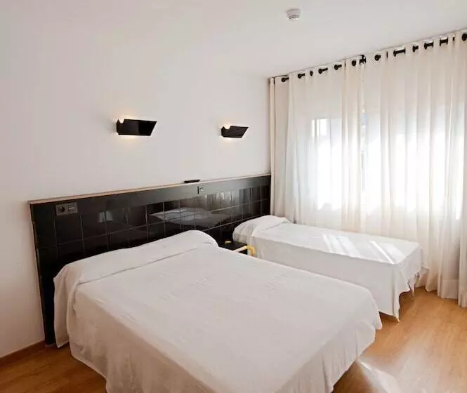 اتاق استاندارد سه نفره, Hostal Athenas