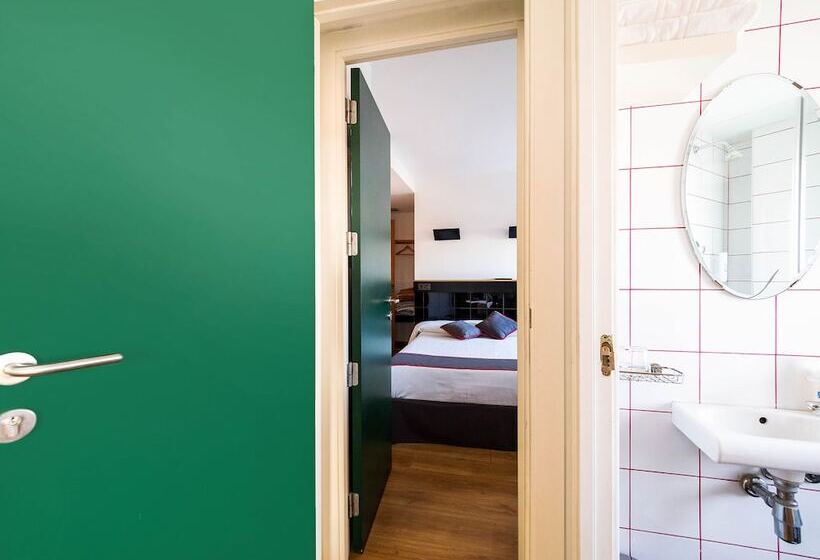 家庭间, Hostal Athenas