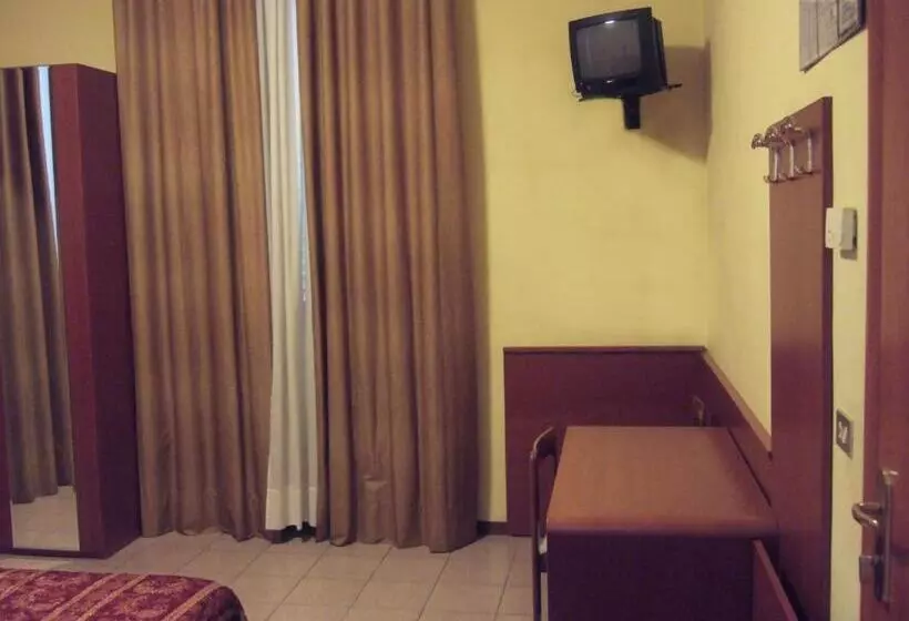 اتاق استاندارد سه نفره, Innocenti