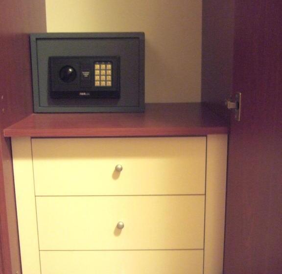 חדר סטנדרט לשלושה, Innocenti