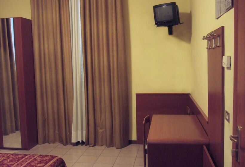 חדר סטנדרט לשלושה, Innocenti