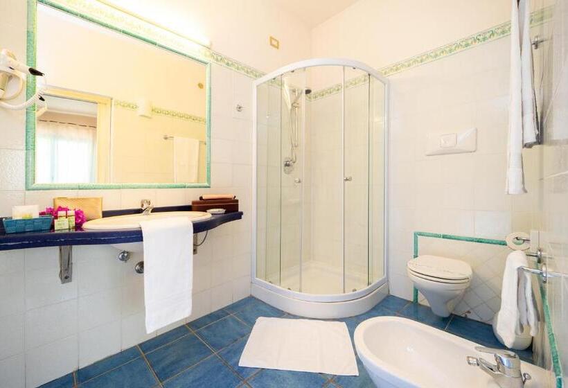 חדר סטנדרט לשלושה, Ipomea Club