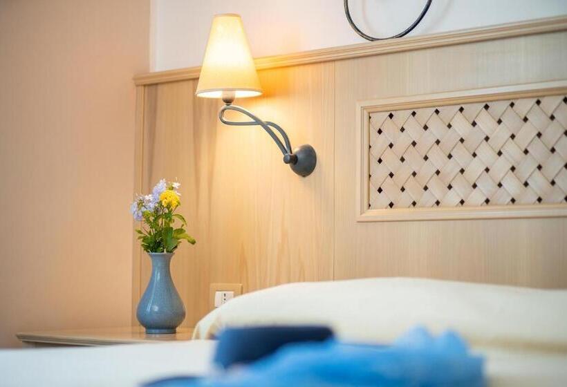 חדר סטנדרט לשלושה, Ipomea Club