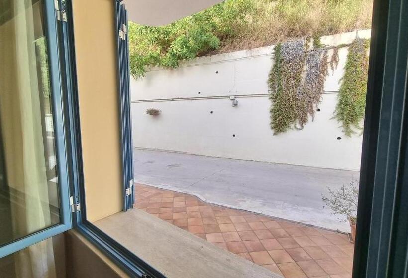 חדר אקונומי, Ipomea Club