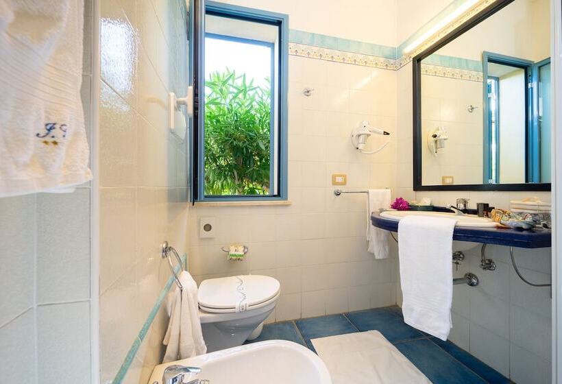 חדר סטנדרט לשלושה, Ipomea Club