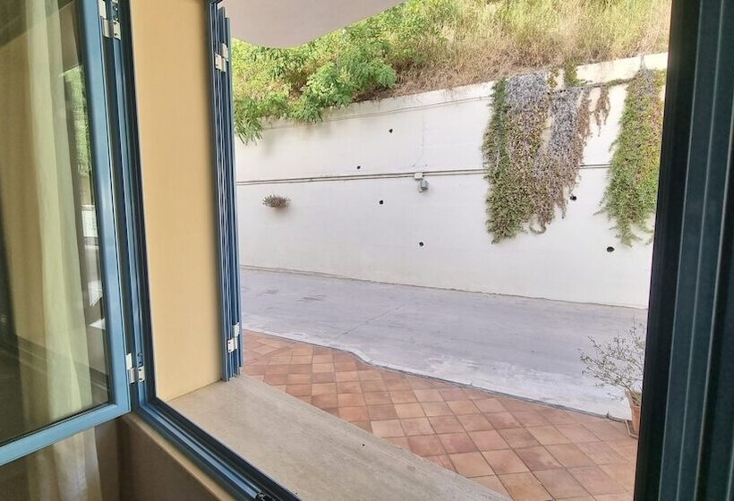 חדר אקונומי, Ipomea Club