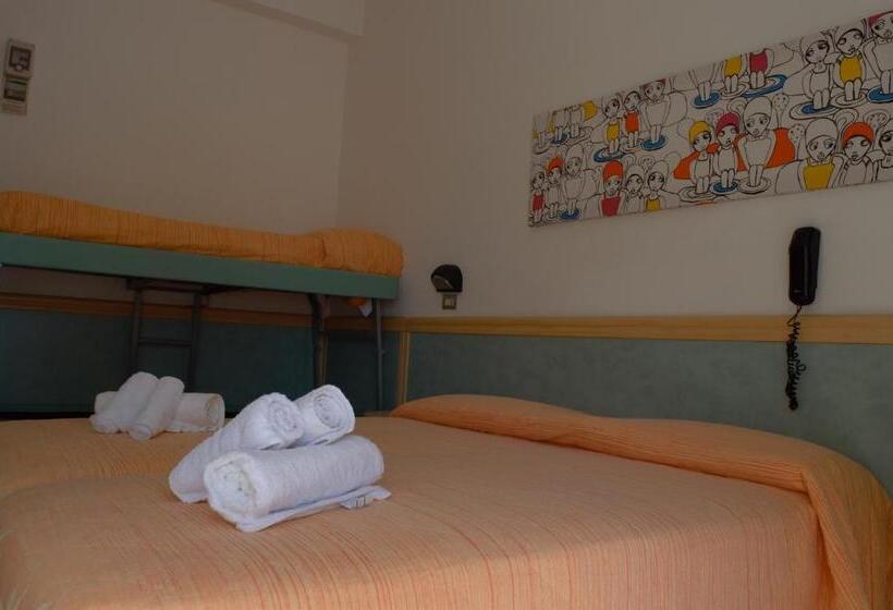 Economy Quadruple Room, Lux