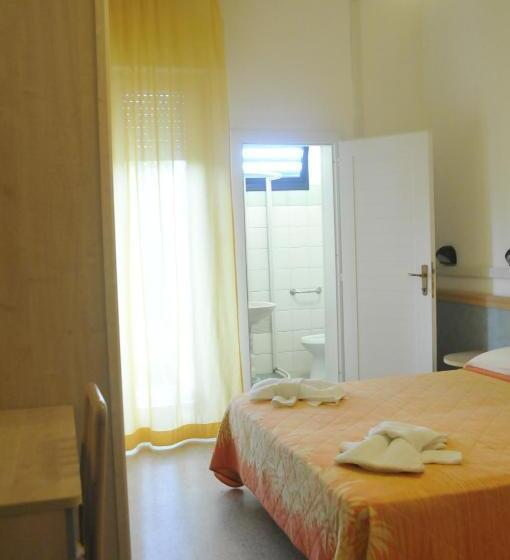 Economy Triple Room, Lux