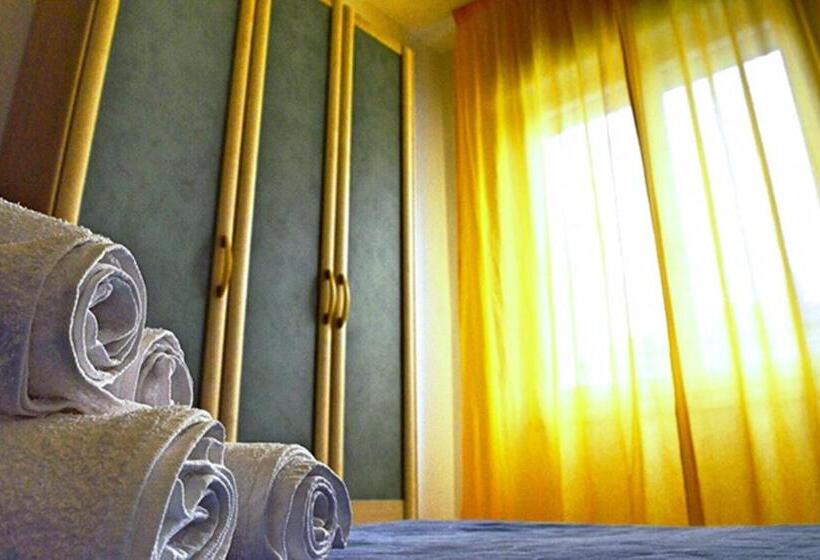 Economy Triple Room, Lux