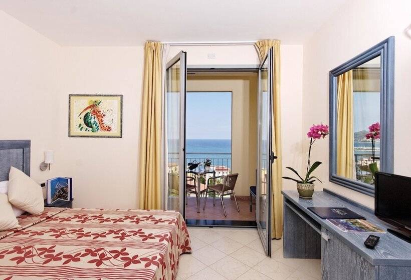 غرفة عائلية مطلّة علي البحر, Metropol