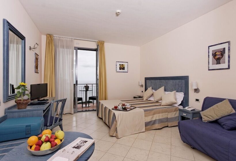 جناح مطلّ علي البحر, Metropol