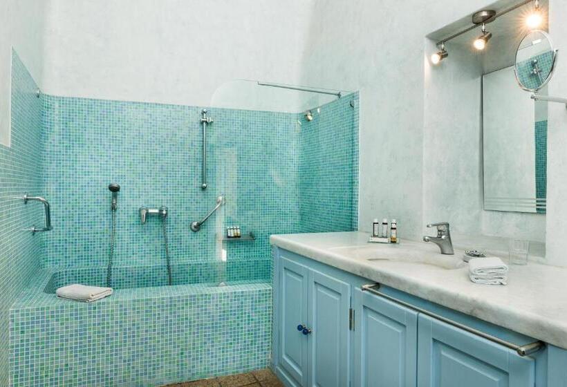 Полулюкс с Видом, Pantelia Suites