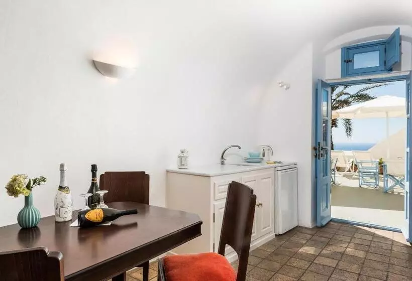 سوئیت جونیور با چشم‌انداز, Pantelia Suites