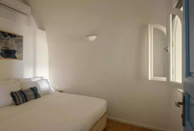 سوئیت جونیور با چشم‌انداز, Pantelia Suites