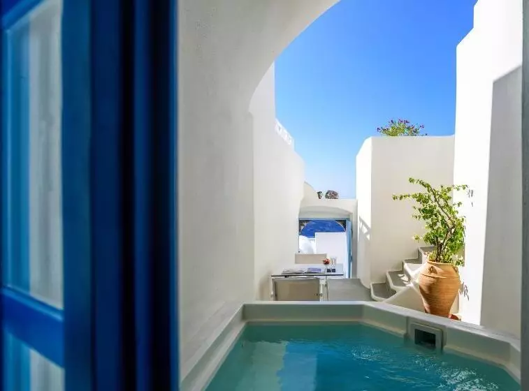 سوئیت جونیور با چشم‌انداز, Pantelia Suites