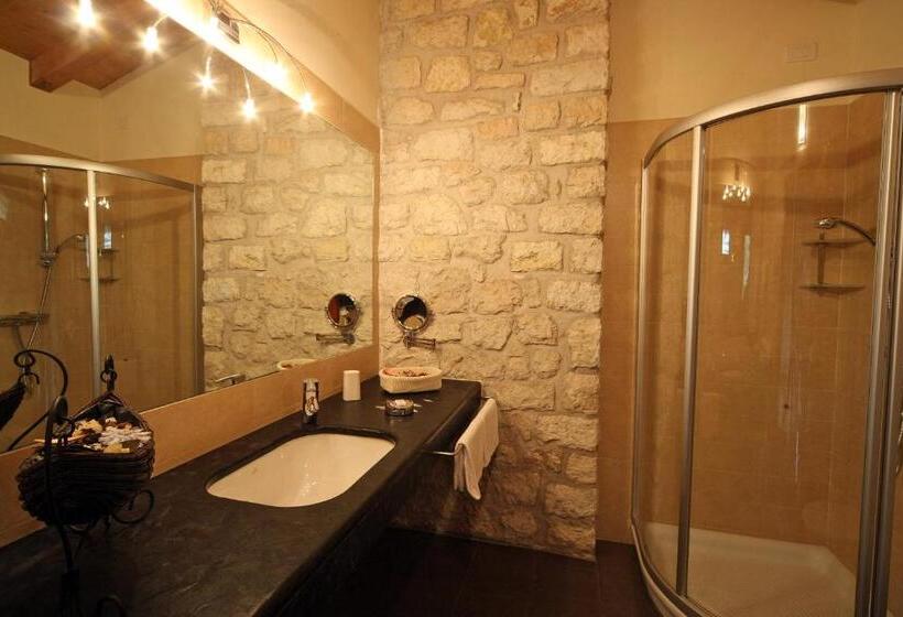 标准三人间, Sailing Center