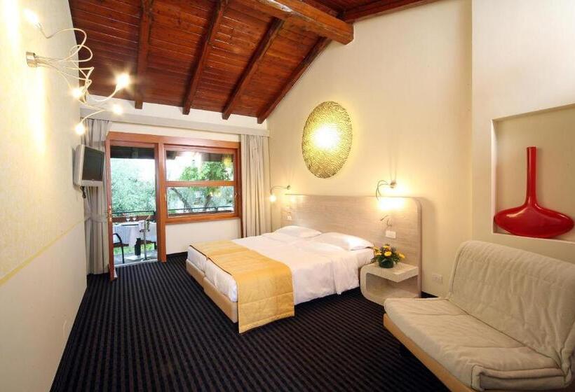 标准三人间, Sailing Center