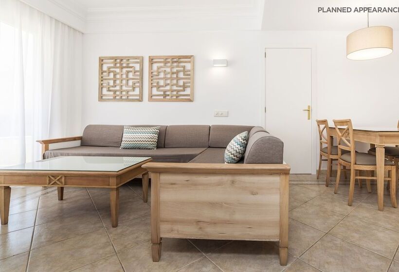 带有一个卧室和海景的高级公寓, Insotel Punta Prima Resort