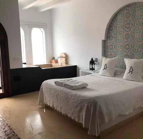 سوئیت با وان آب گرم, La Almendra Y El Gitano