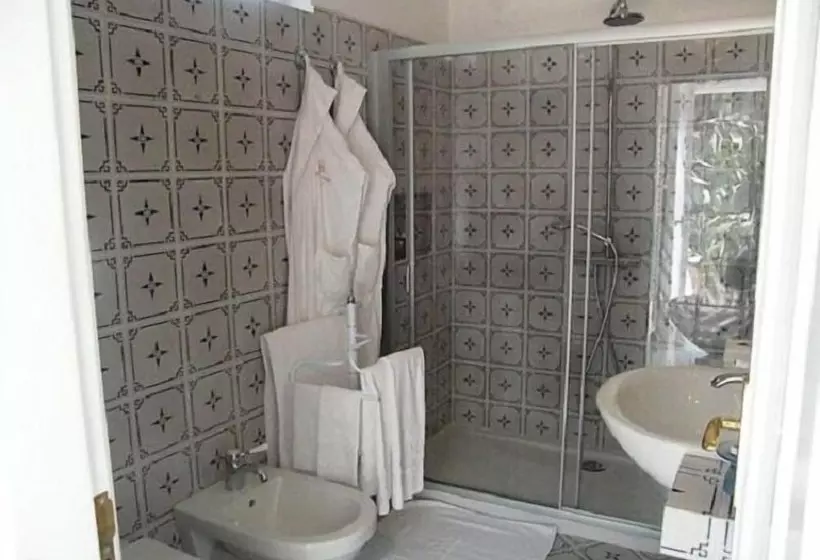 اتاق استاندارد با چشم‌انداز باغ, La Piazza Luxury Hotel & Spa