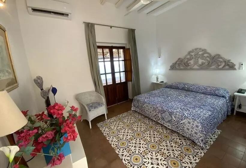 اتاق استاندارد با چشم‌انداز باغ, La Piazza Luxury Hotel & Spa