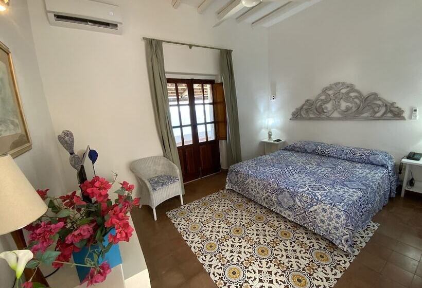 Трехместный Номер Стандарт Вид на Сад, La Piazza Luxury Hotel & Spa