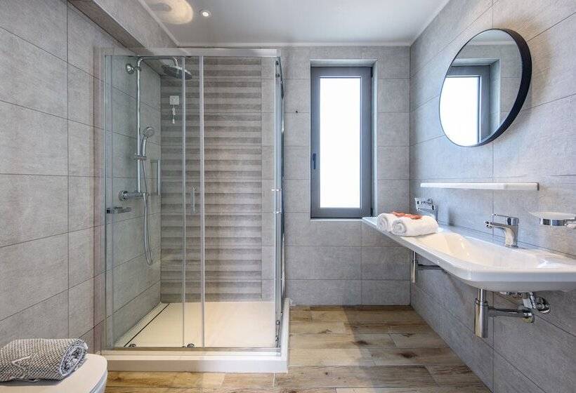 스탠다드 스튜디오, Caldera Village