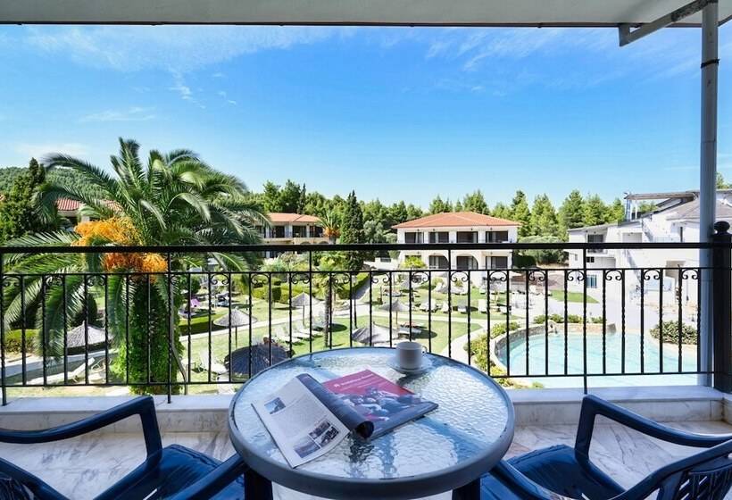 家庭公寓, Chrousso Village