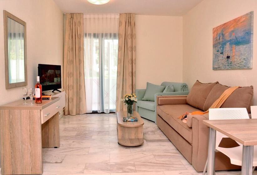 家庭公寓, Chrousso Village