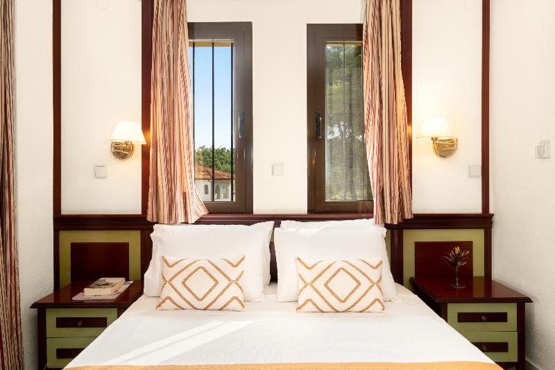 标准工作室, Chrousso Village