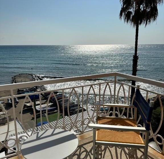 חדר מוזל עם נוף לים, Golfo E Palme