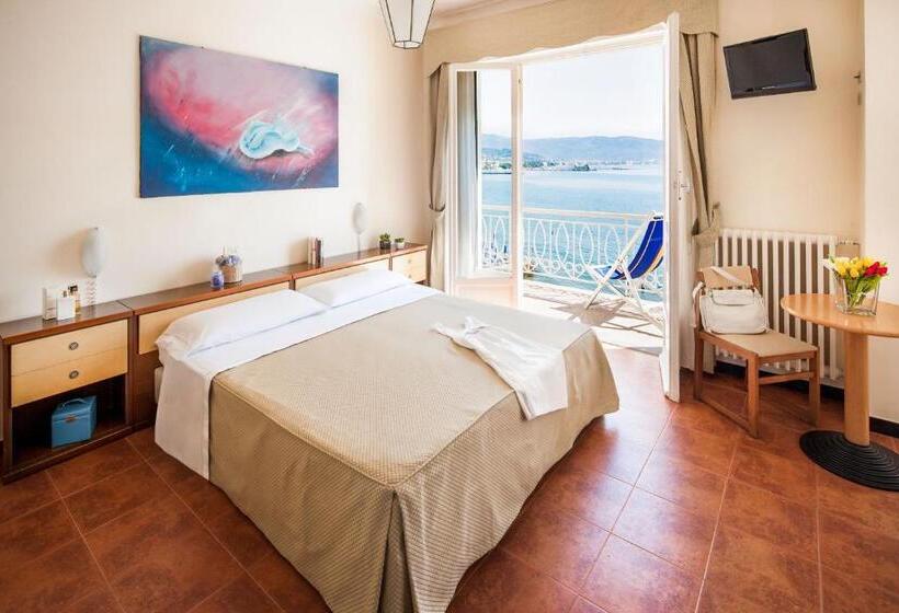 חדר משפחתי נוף לים, Golfo E Palme