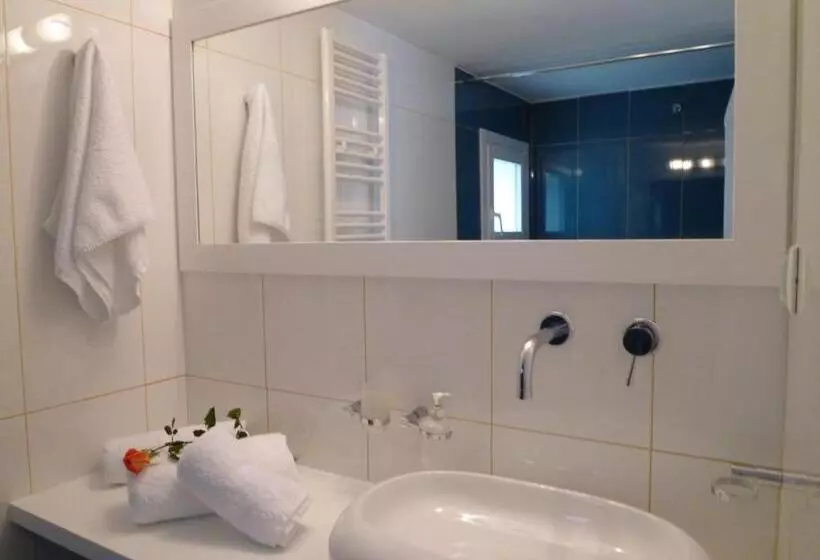 Chambre Triple Deluxe, Nefeli