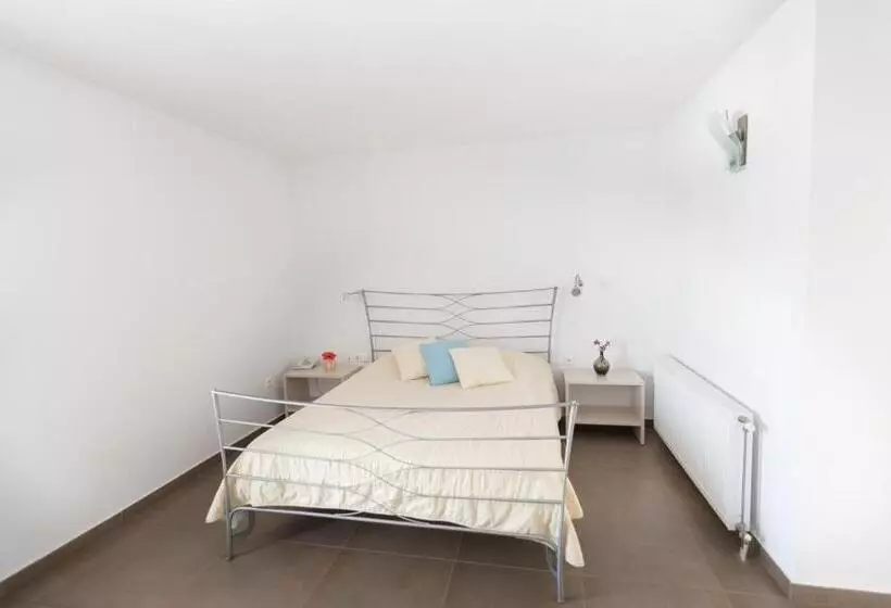 Chambre Triple Deluxe, Nefeli