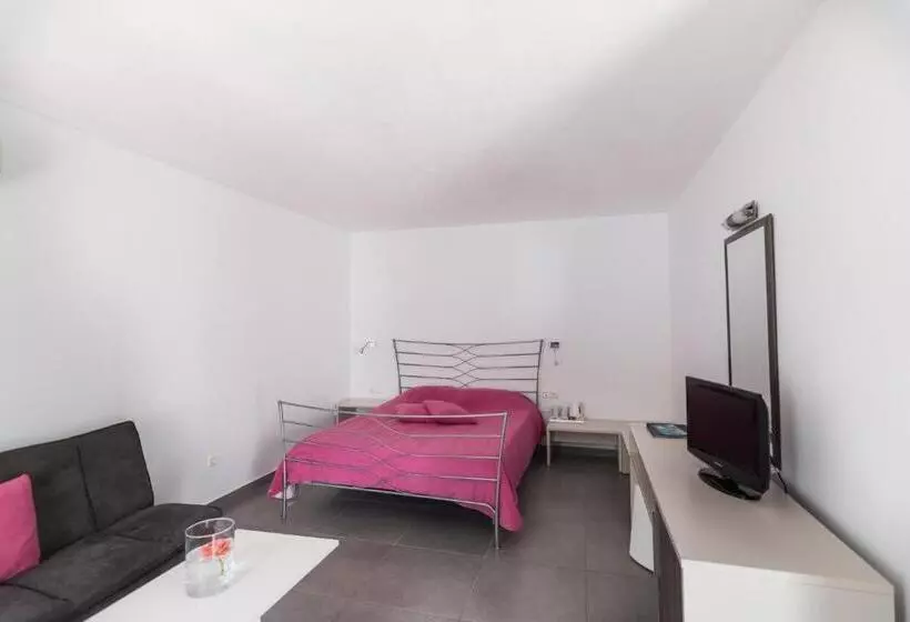 Chambre Triple Deluxe, Nefeli