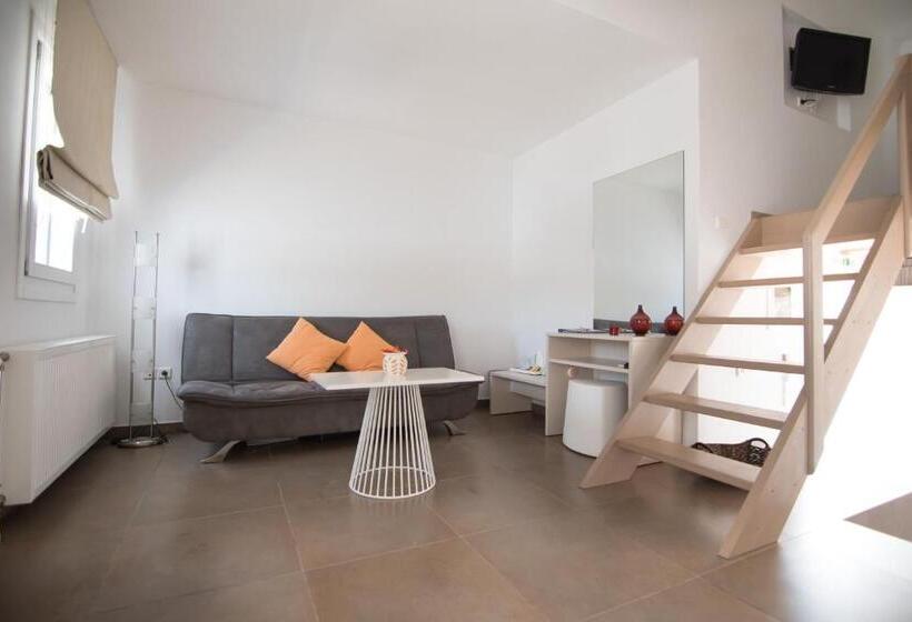 اتاق خانوادگی, Nefeli