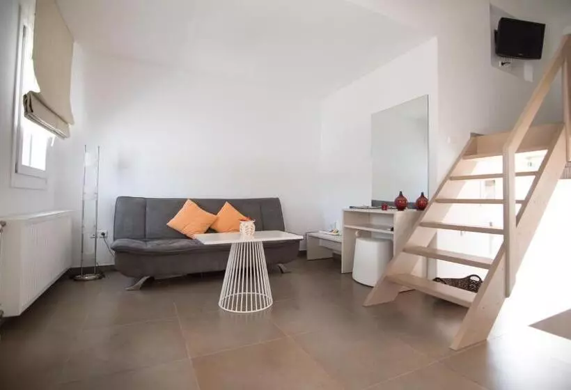Chambre Familiale, Nefeli