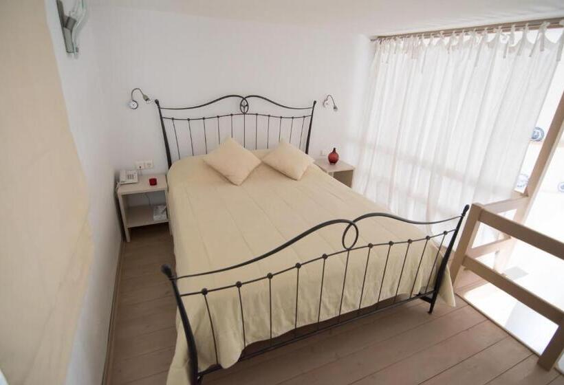 اتاق خانوادگی, Nefeli