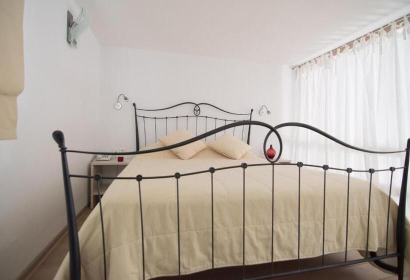 اتاق خانوادگی, Nefeli