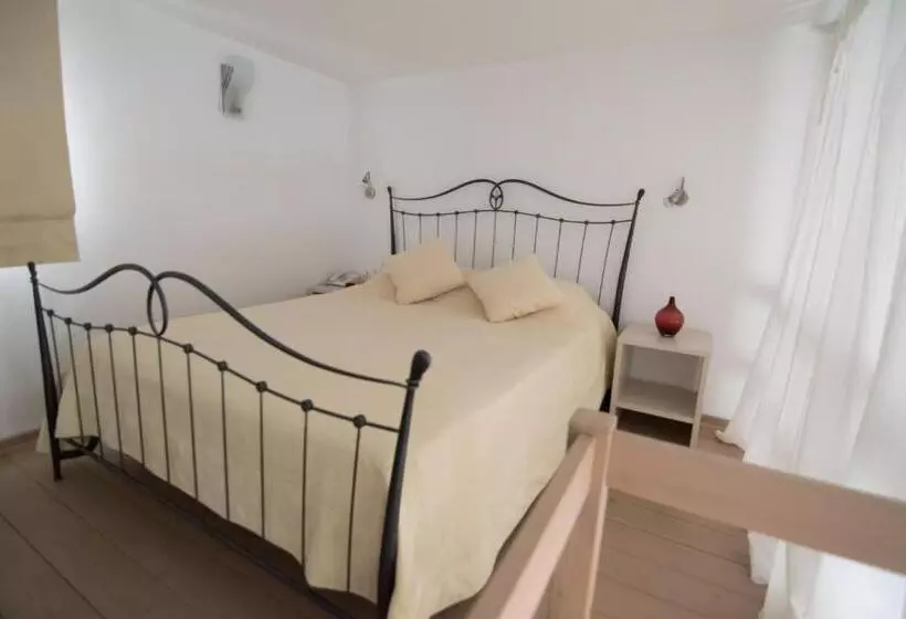 Chambre Familiale, Nefeli
