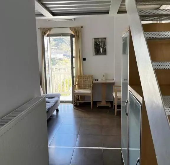 Chambre Triple Supérieure, Nefeli