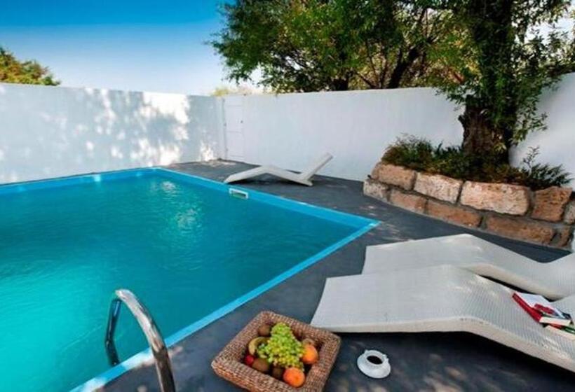 سوییت با استخر, Nefeli